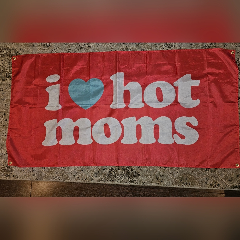 I ❤️ hot moms flag NEW